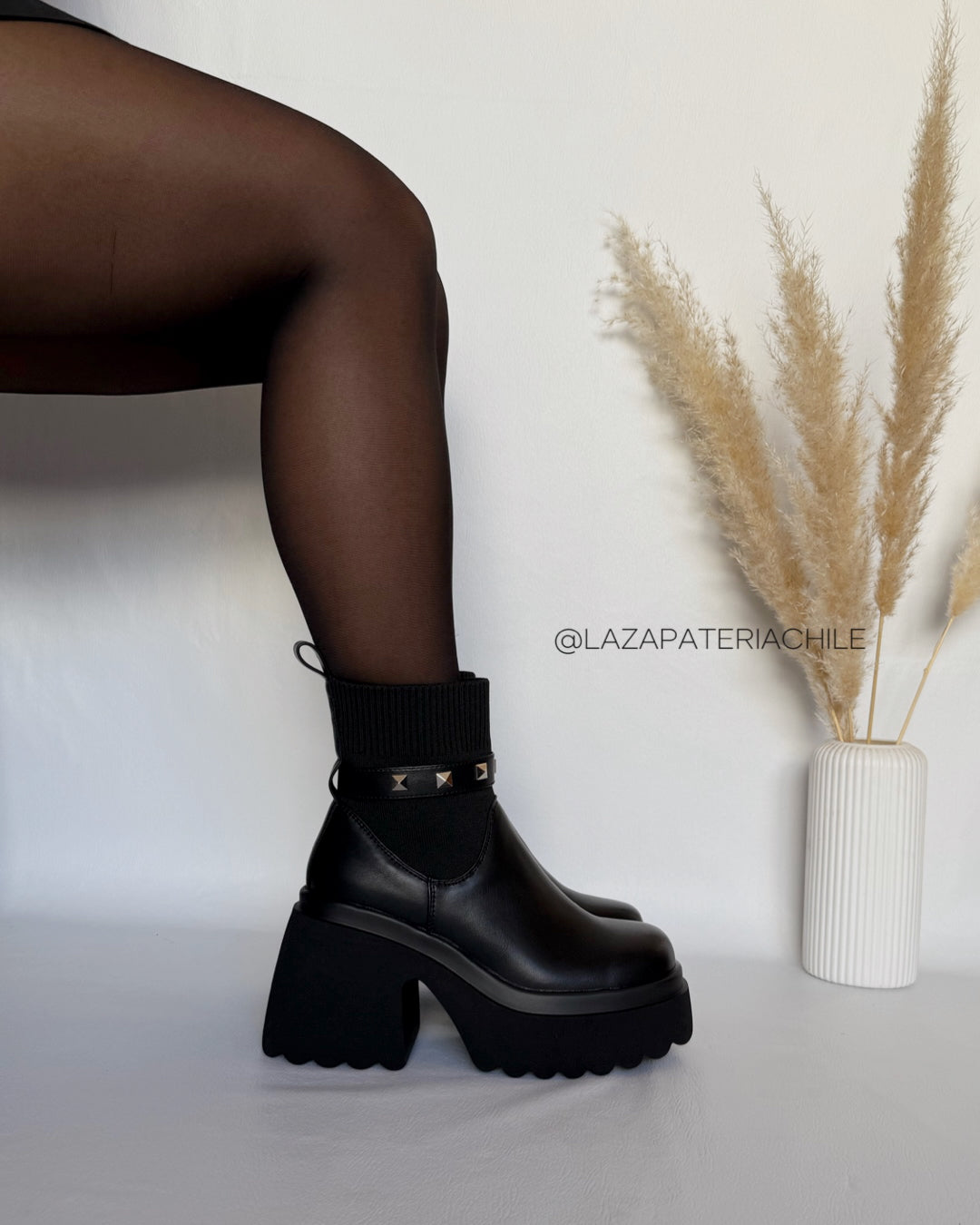 Botin 2 en 1 correa tachas