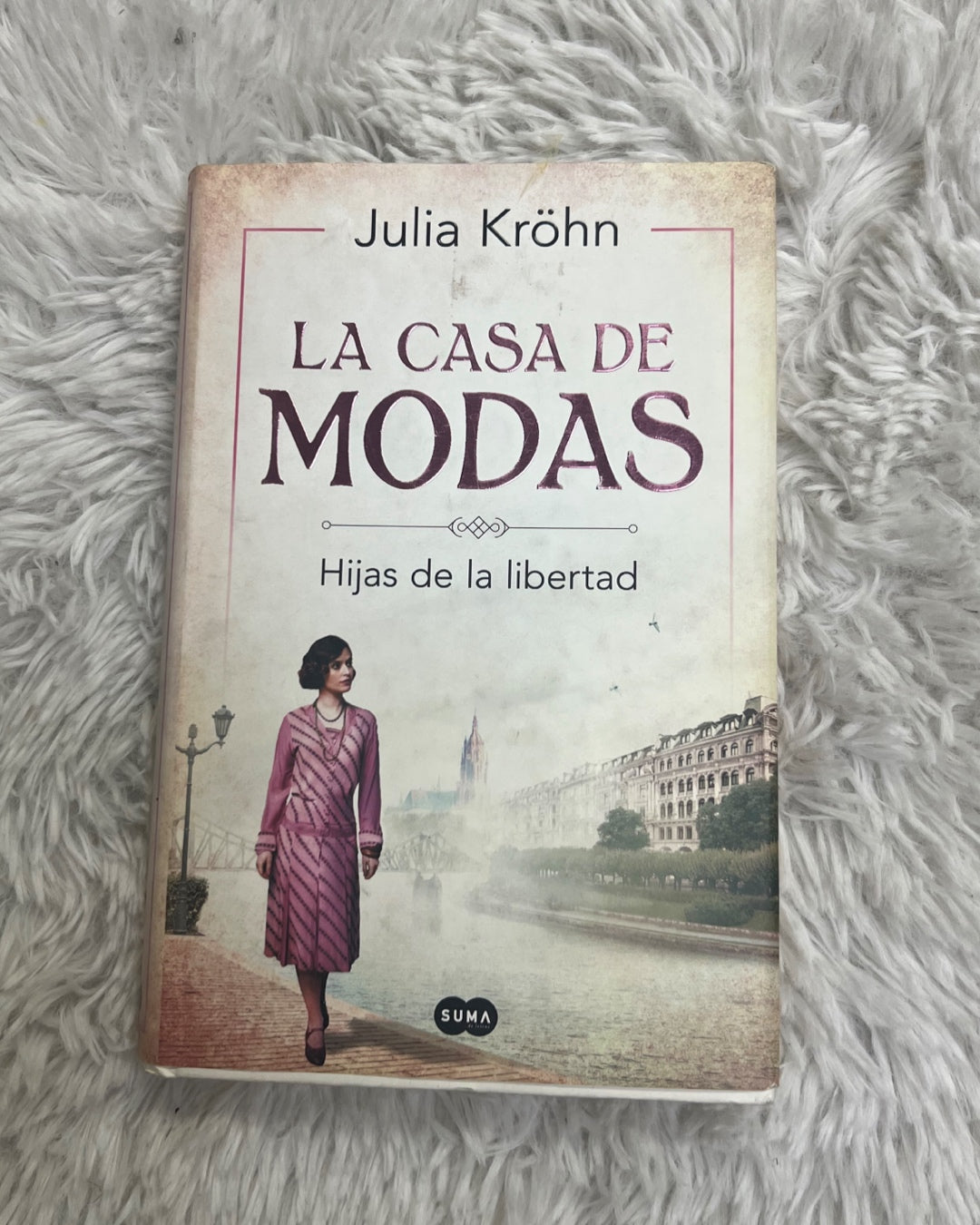 Libro edición tapa dura-La casa de modas
