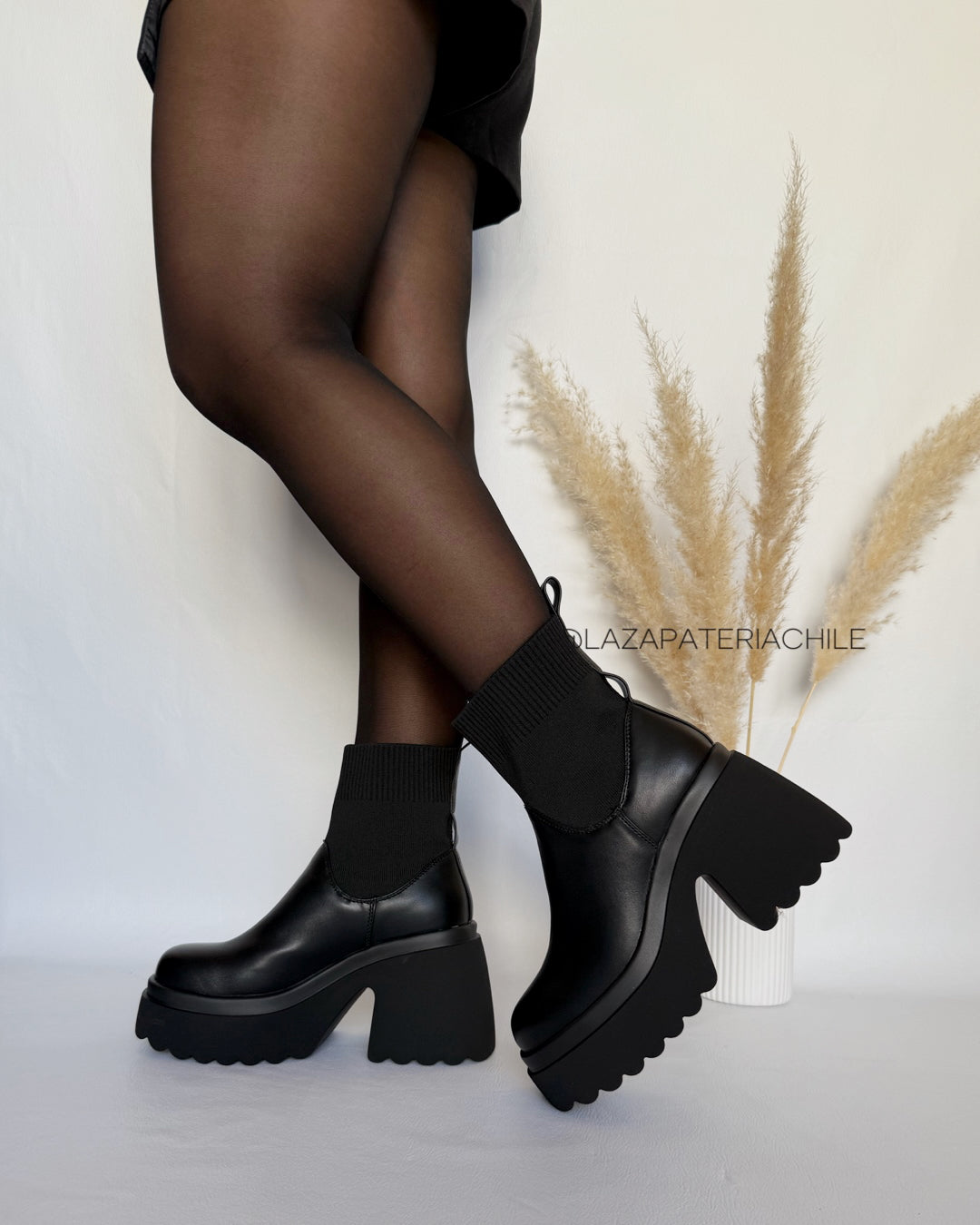 Botin 2 en 1 correa tachas