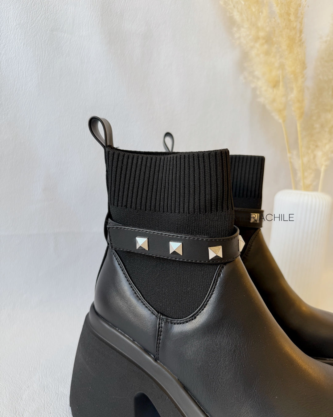 Botin 2 en 1 correa tachas