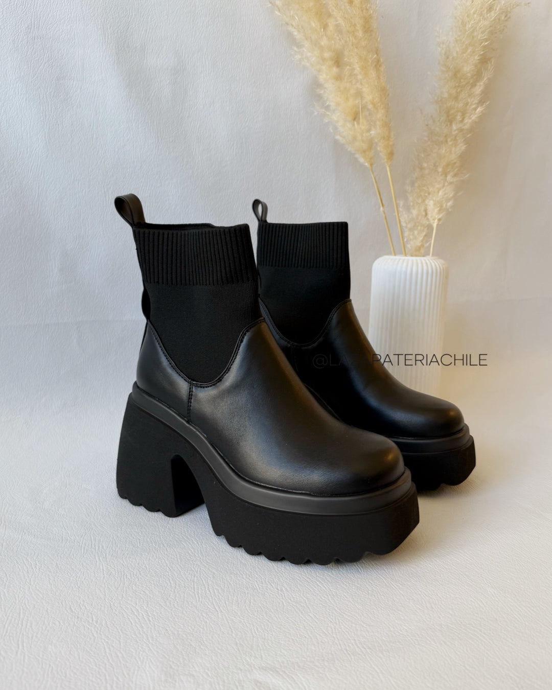 Botin 2 en 1 correa tachas