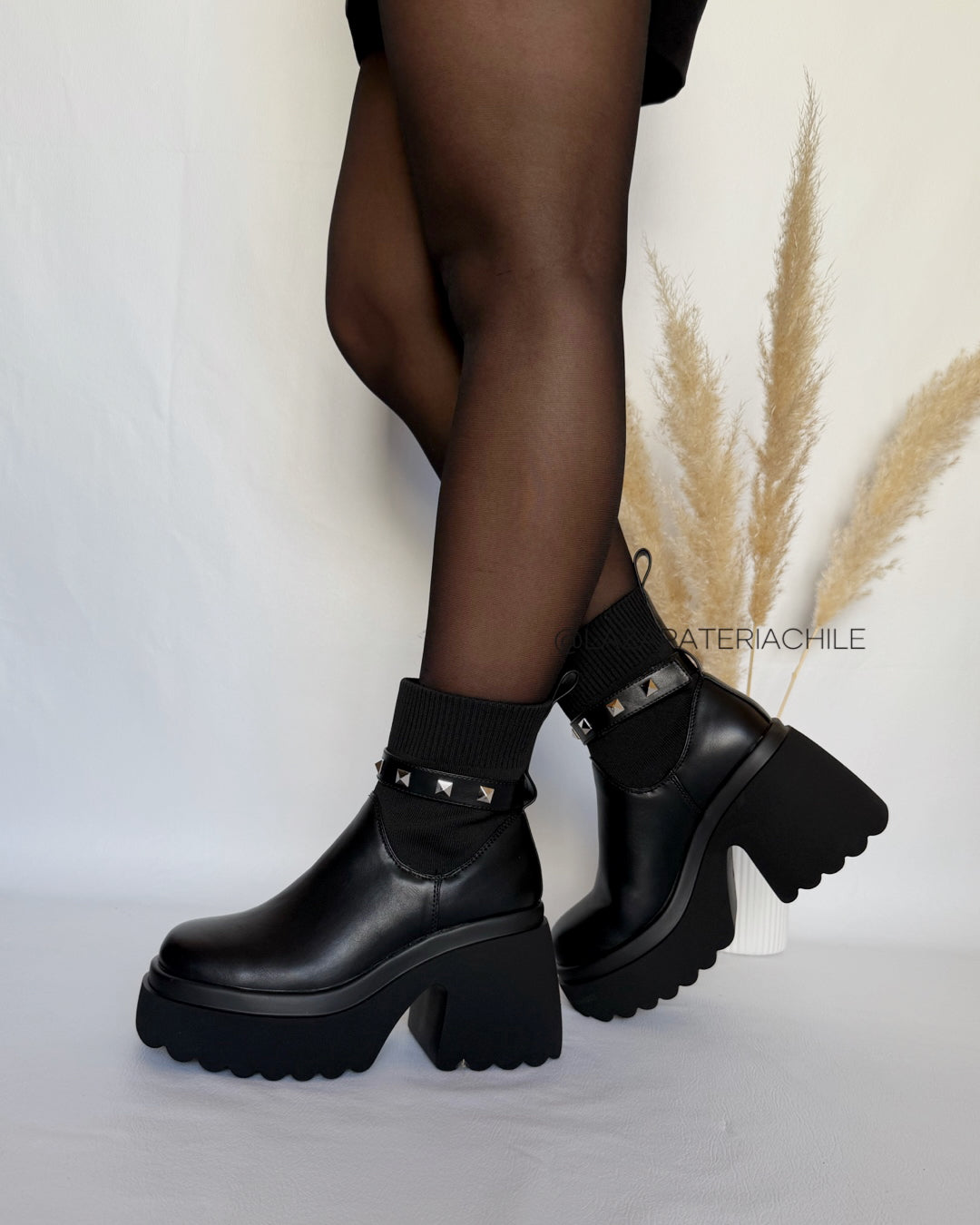 Botin 2 en 1 correa tachas