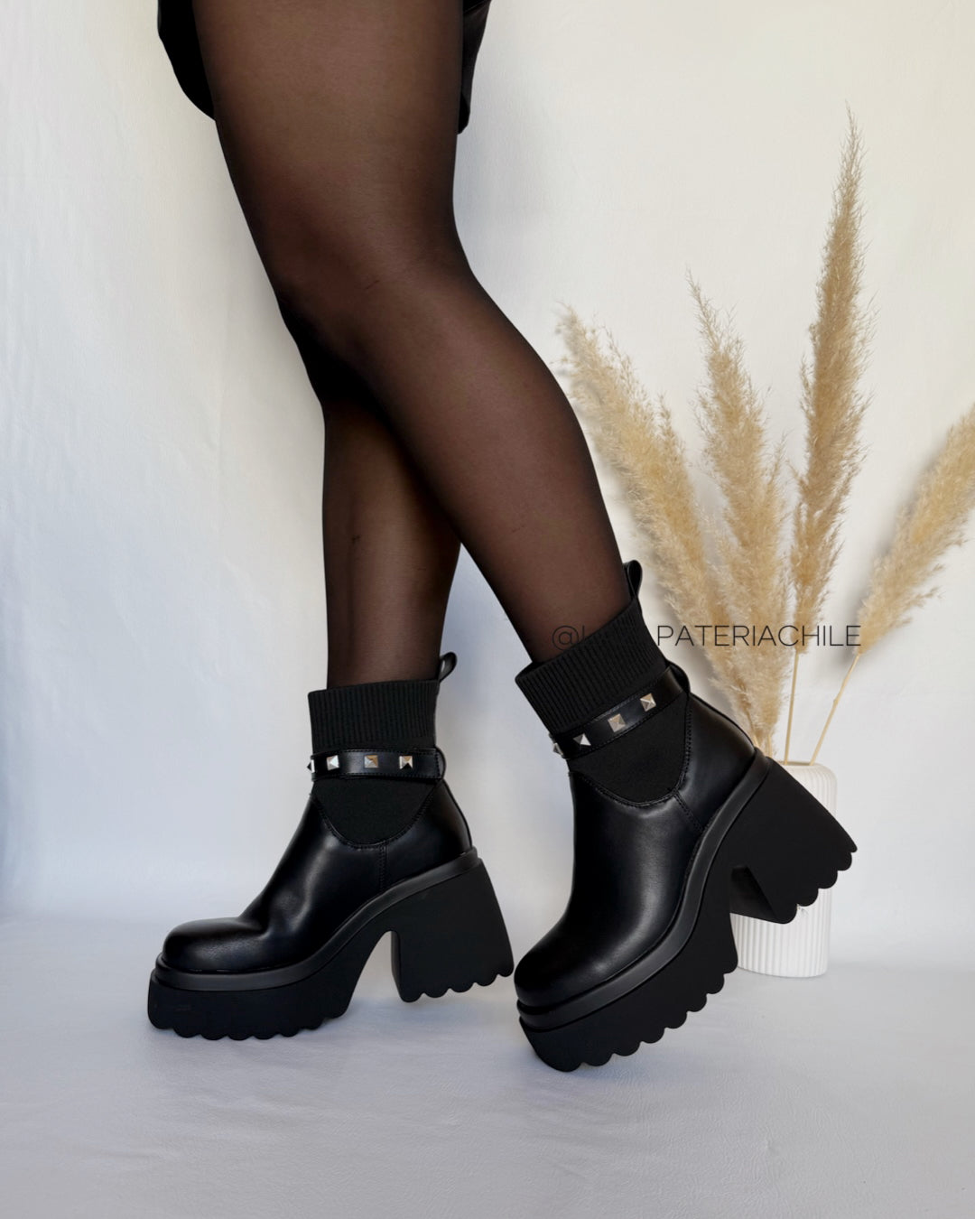 Botin 2 en 1 correa tachas