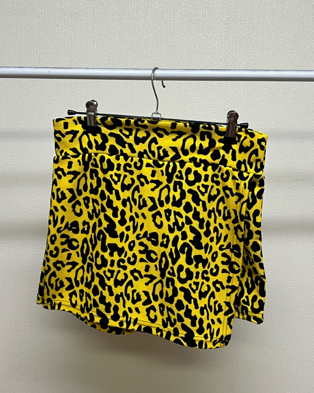 Falda short print amarillo