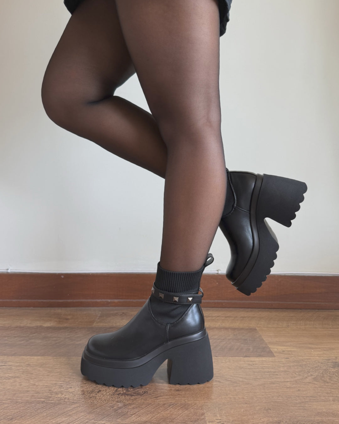 Botin 2 en 1 correa tachas