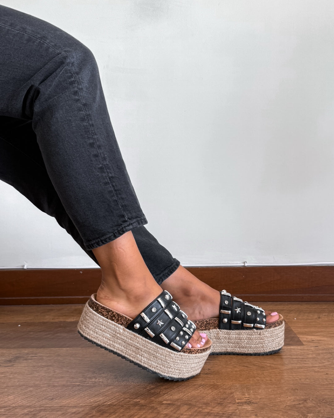 Sandalia tachas negro