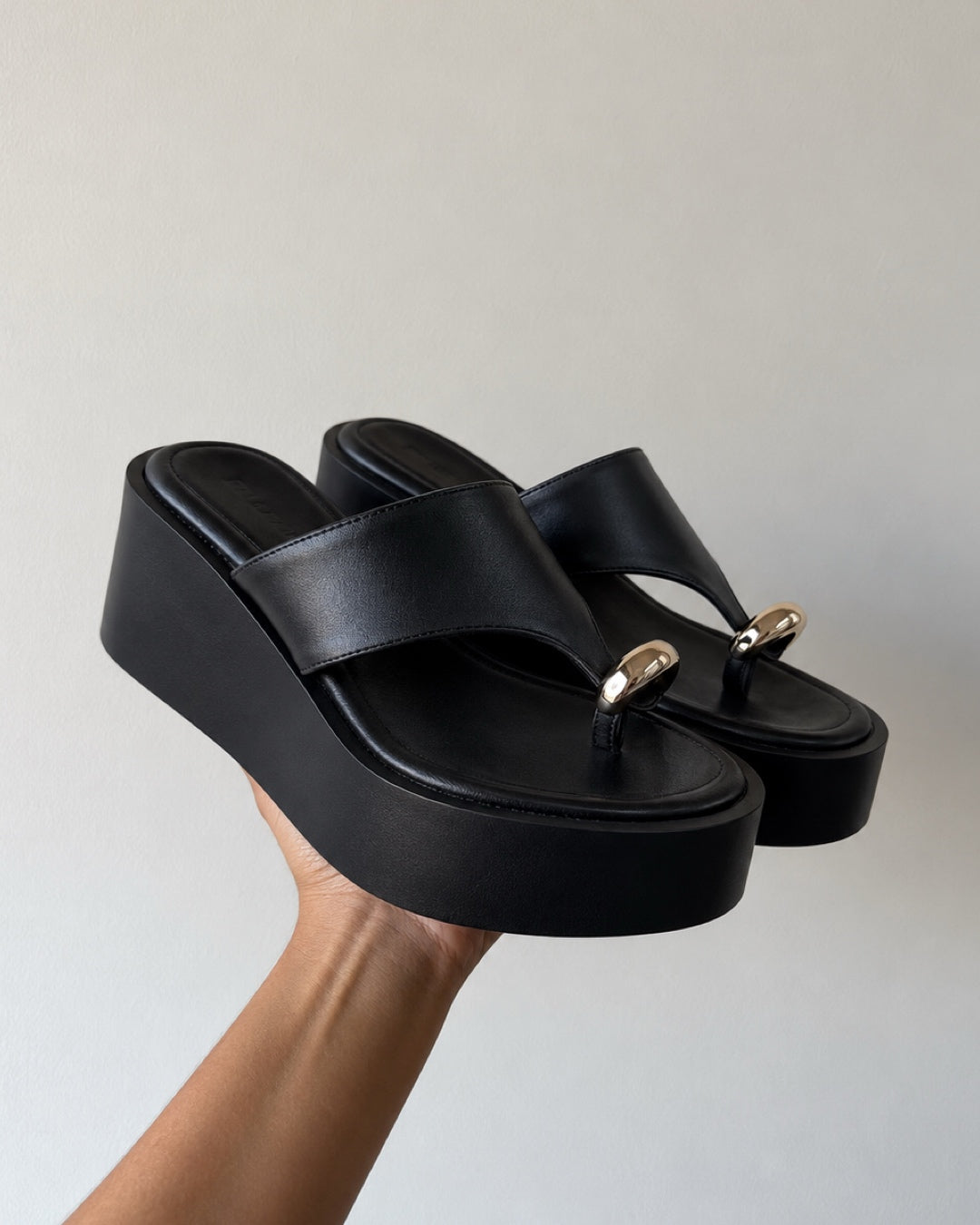 Sandalia argolla black
