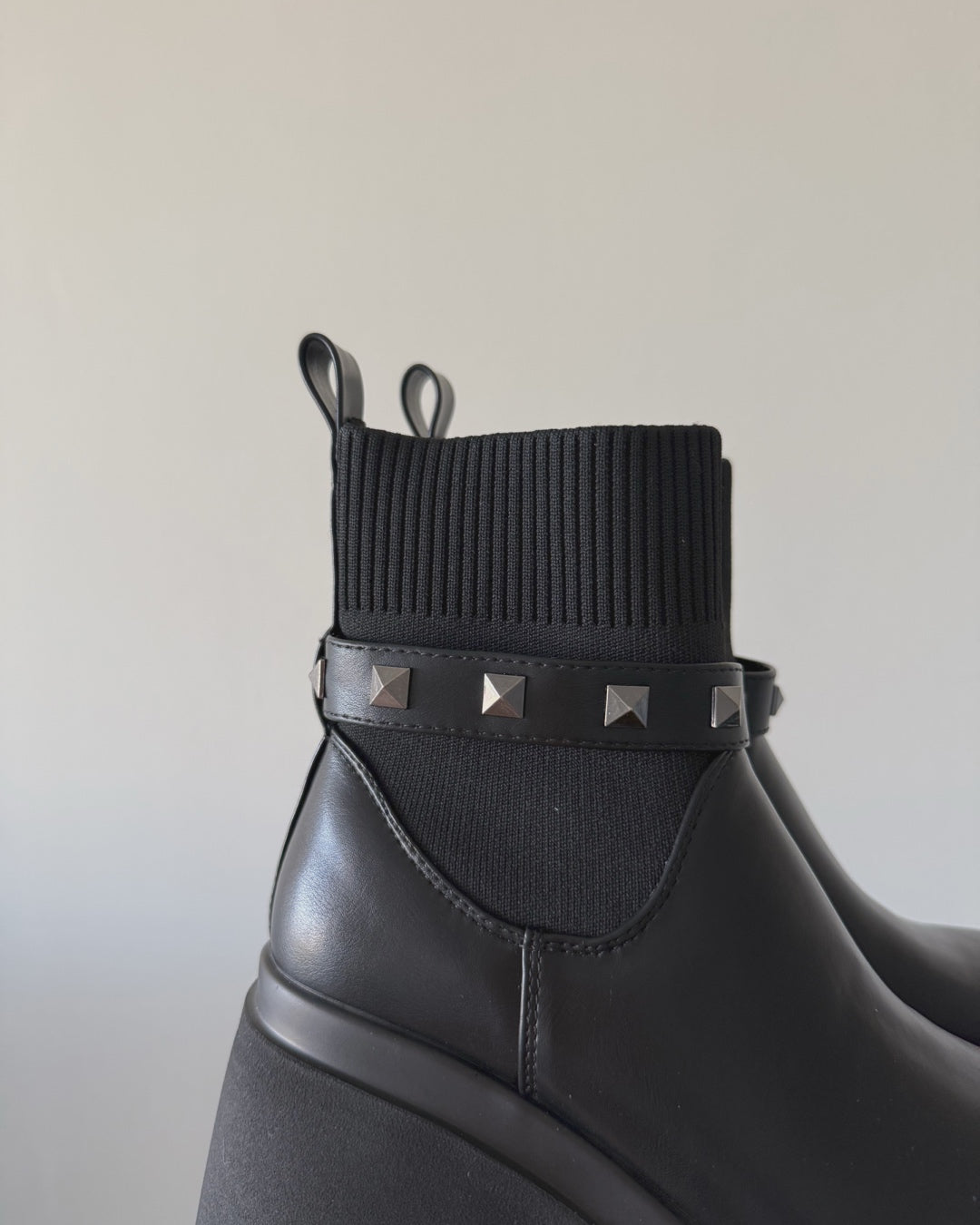 Botin 2 en 1 correa tachas