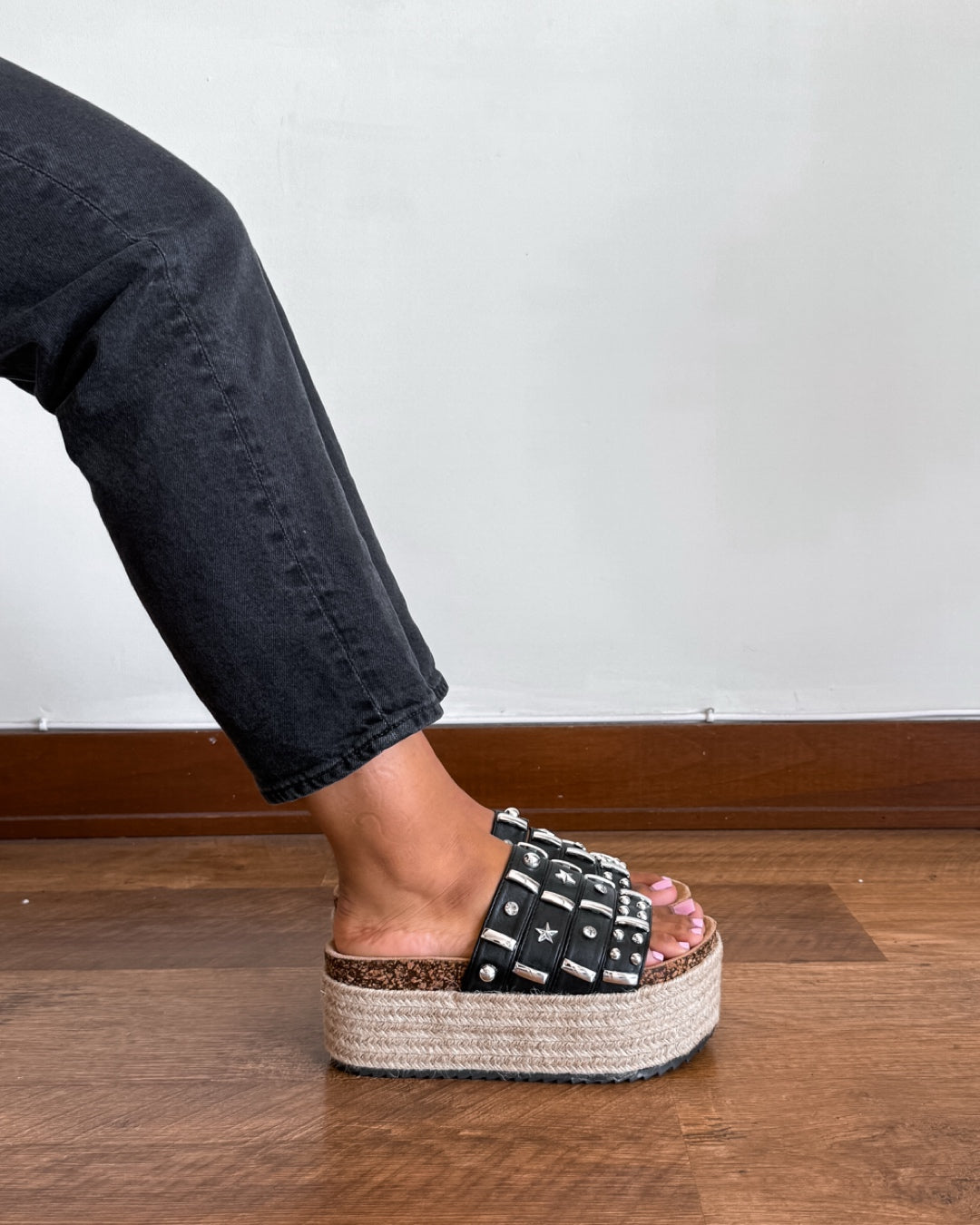 Sandalia tachas negro