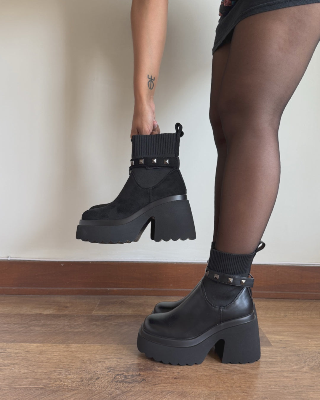 Botin 2 en 1 correa tachas