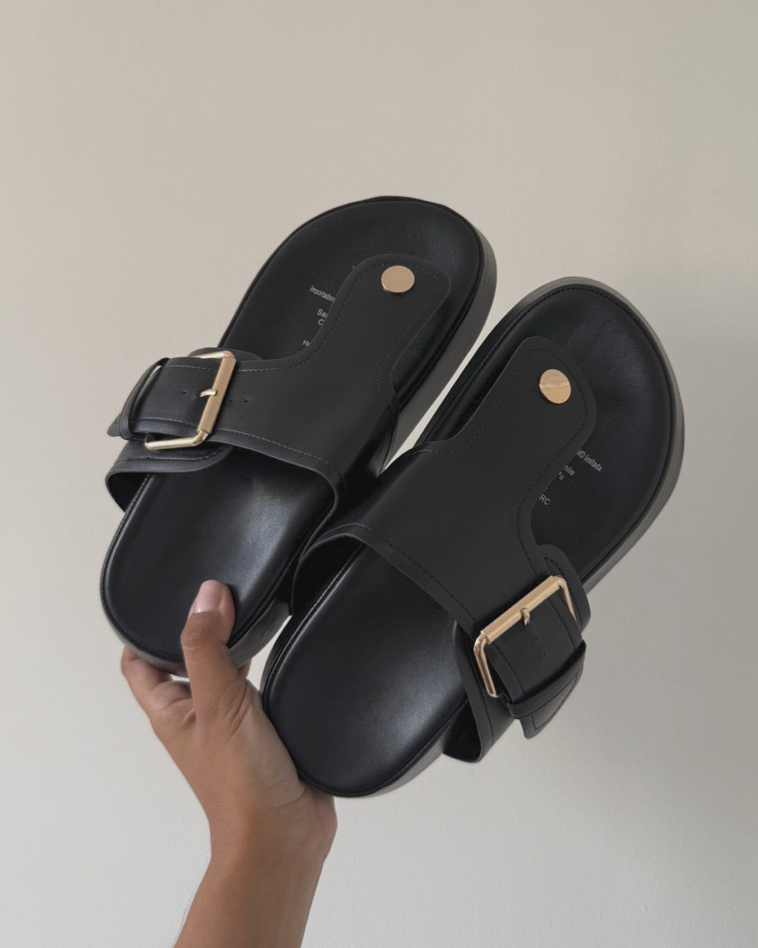 Sandalia Olivia black+ tobillera conchitas GRATIS🎁