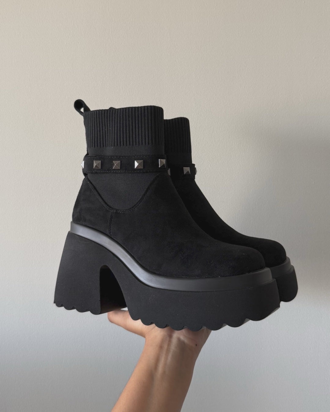 Botin 2 en 1 correa tachas