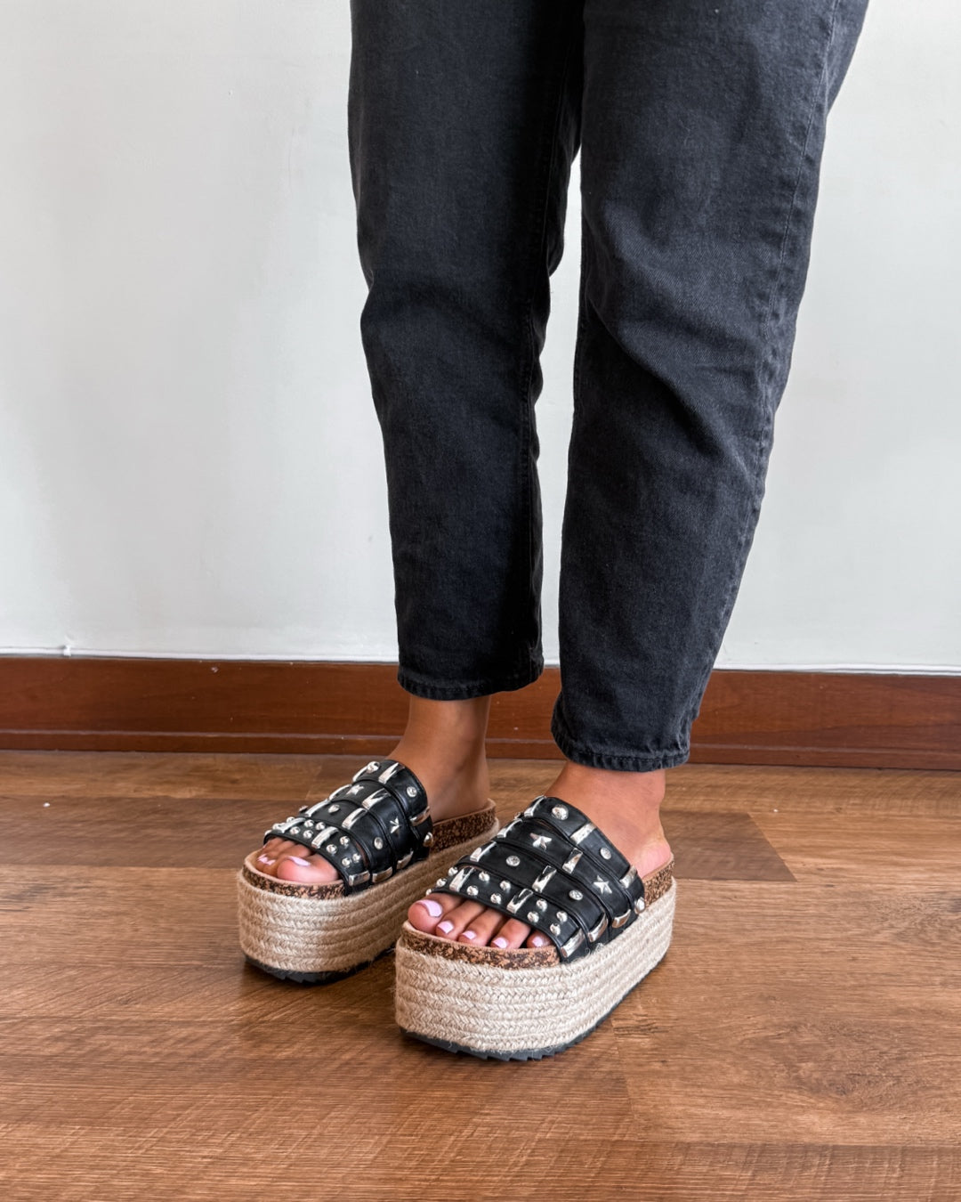 Sandalia tachas negro