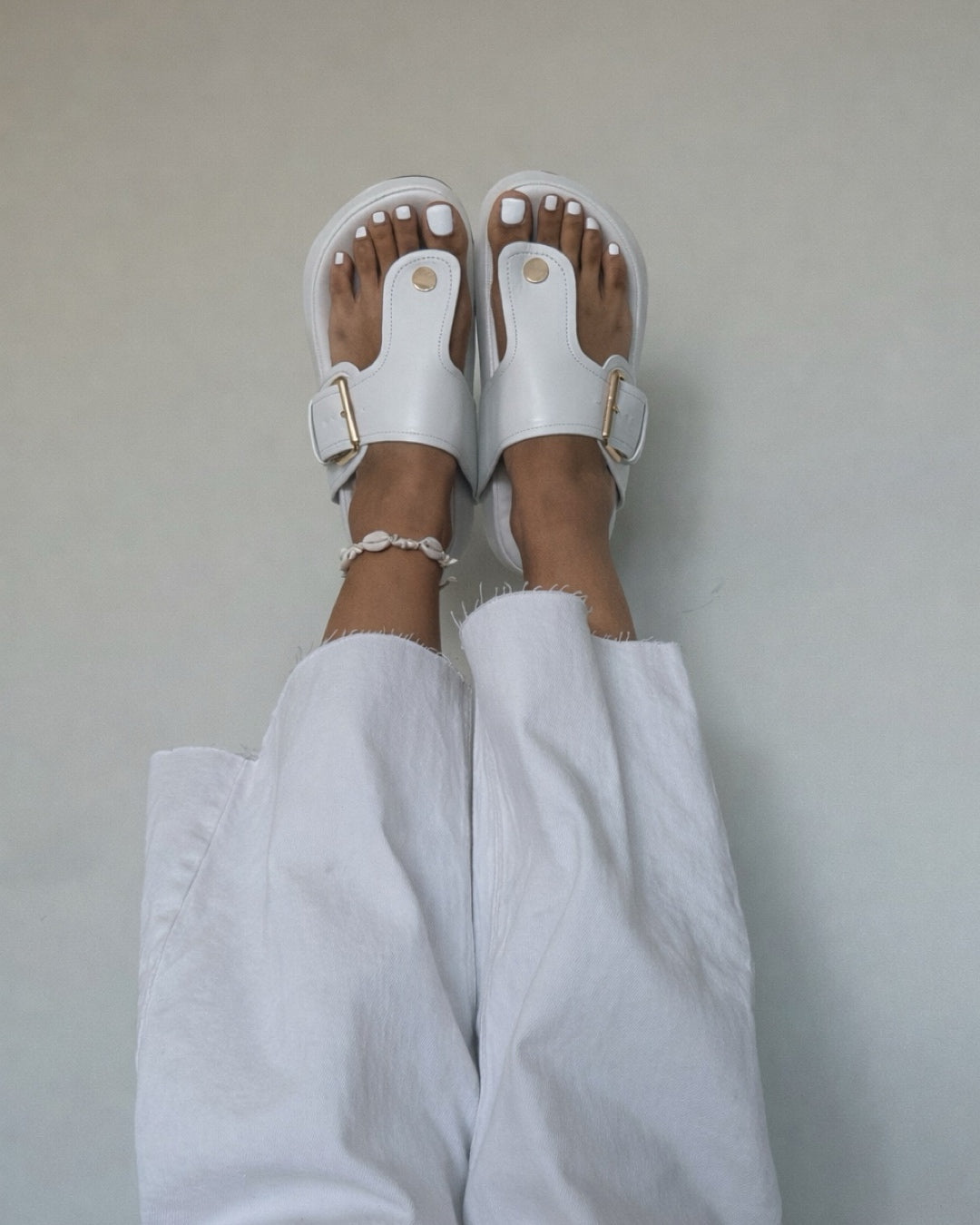 Sandalia Olivia white + tobillera conchitas GRATIS🎁