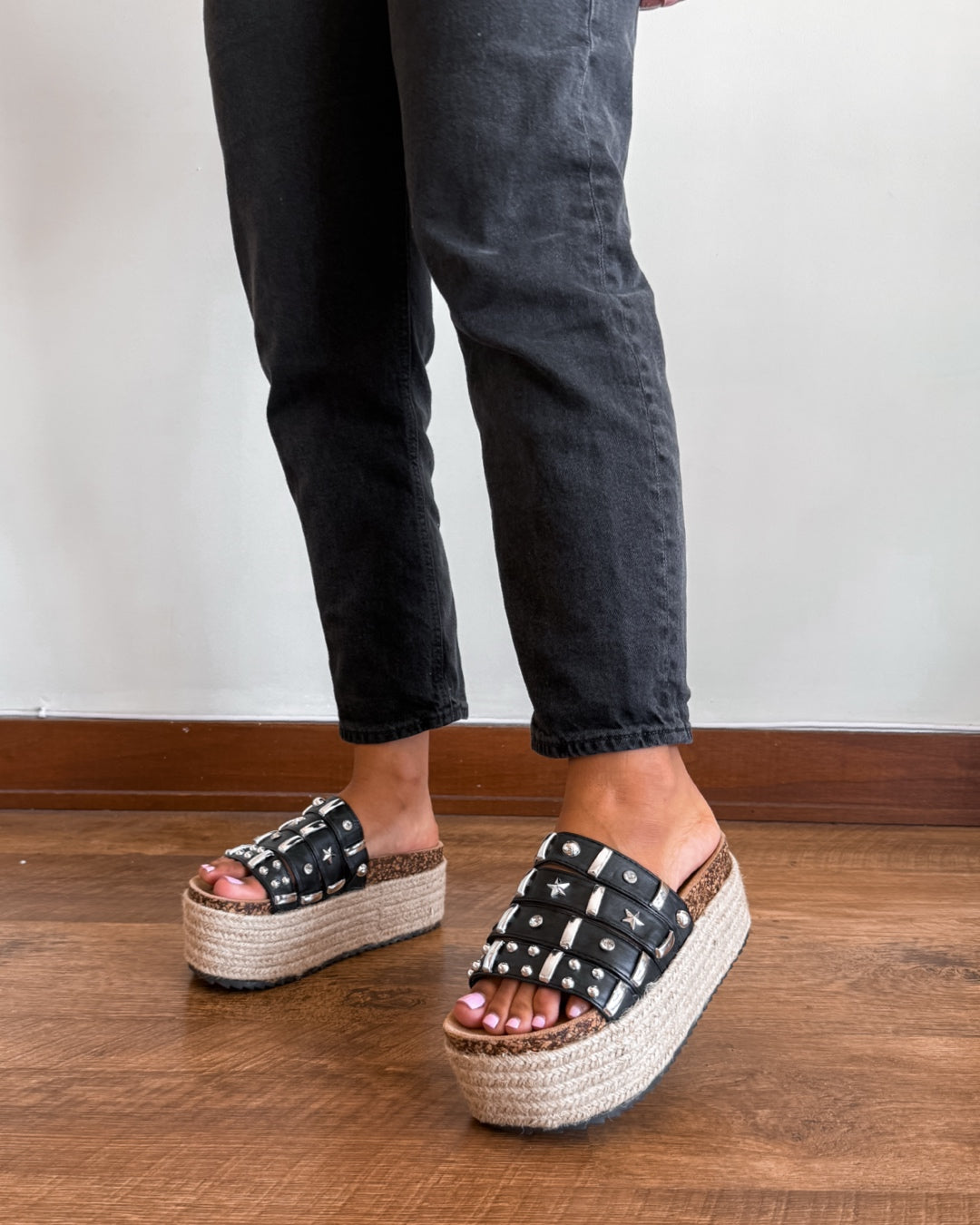 Sandalia tachas negro