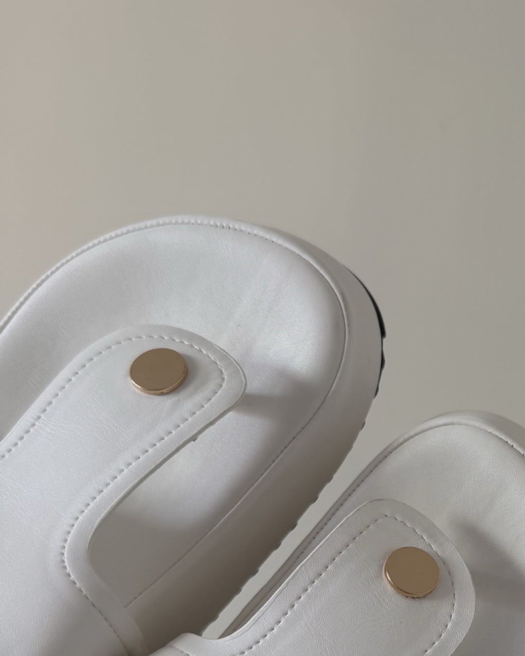 Sandalia Olivia white + tobillera conchitas GRATIS🎁