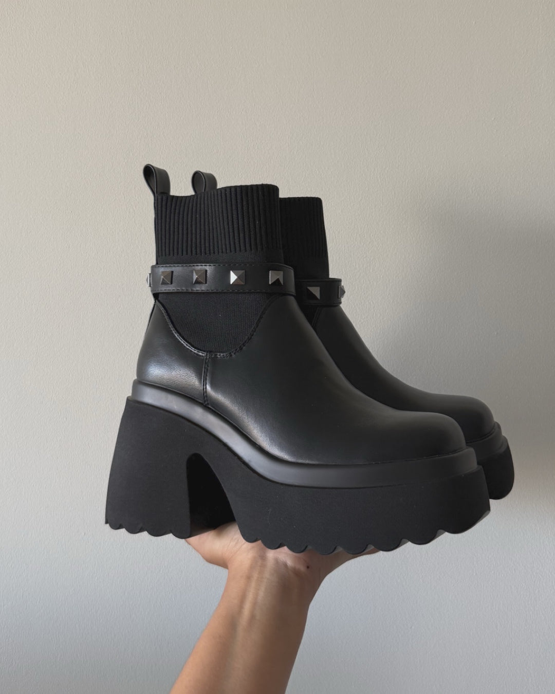 Botin 2 en 1 correa tachas