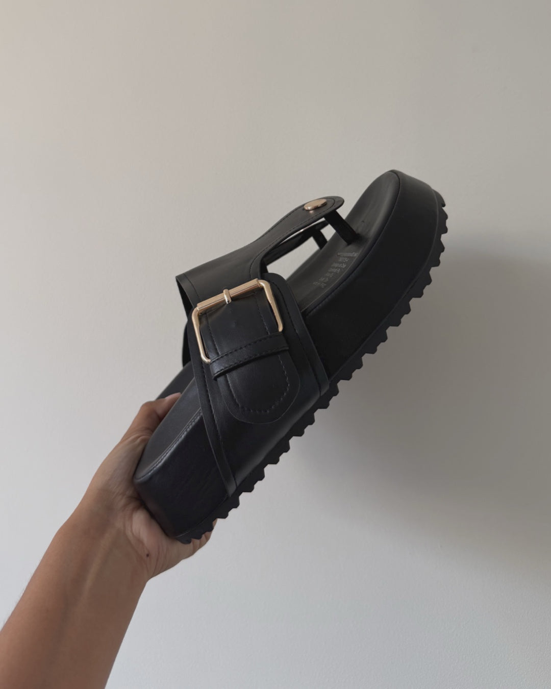 Sandalia Olivia black+ tobillera conchitas GRATIS🎁