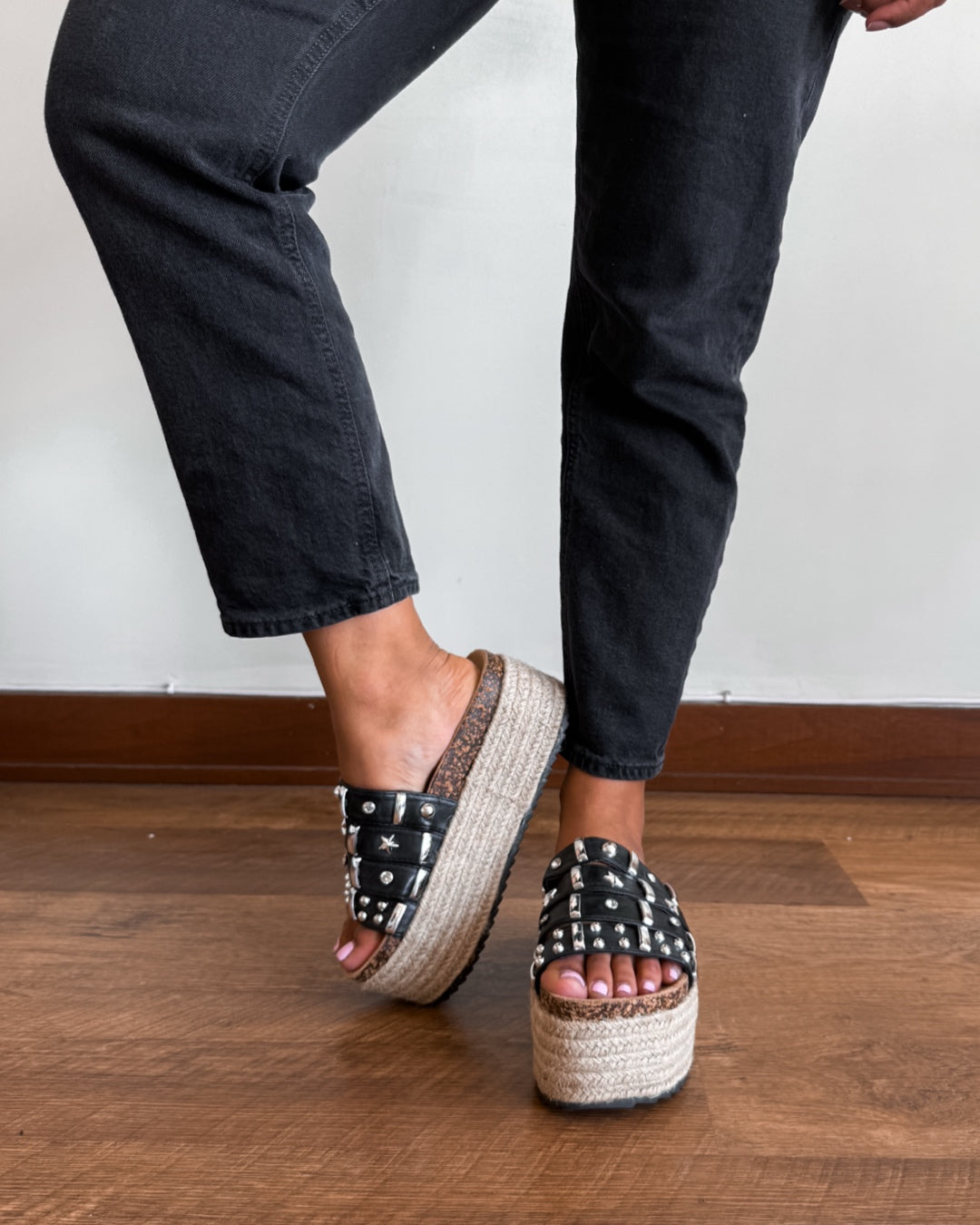 Sandalia tachas negro